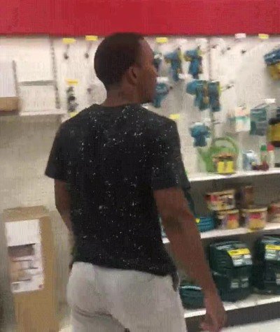 Enlace a Le encanta ir a esa tienda y probar las sillas altas 