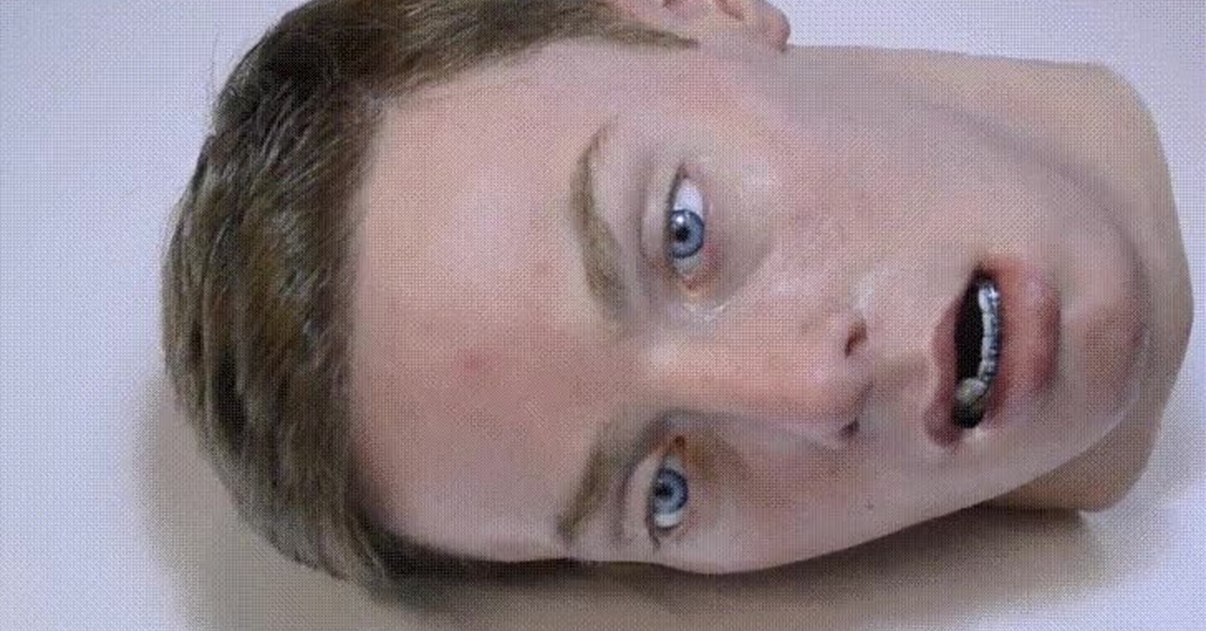 страшные круглые глаза. взгляд человека. снимок глаза. люби с чёрными глазами. глаза без головы.