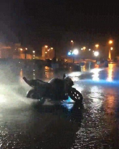 lluvia,derrapes,donuts,moto