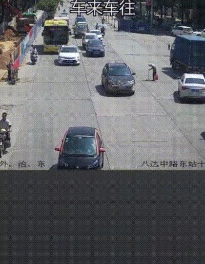 solidaridad,empatia,civismo,motorista,anciano,cruzando