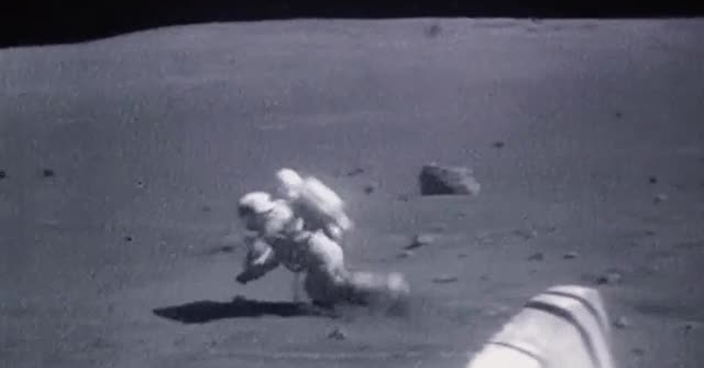 Луна ком видео. Астронавты на Луне падают. Прыжки астронавтов на Луне. Кадры с Луны.