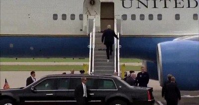 Enlace a Trump subiendo al Air Force One con papel de wc enganchado en el pie