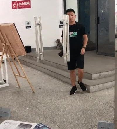 acercarse,timido,puerta