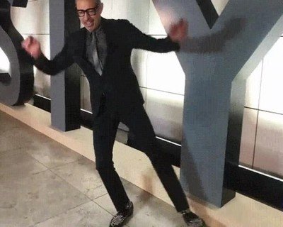 Enlace a Jeff Goldblum celebrando su 66th cumpleaños como se merece