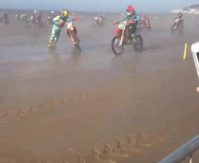 Enlace a La escena de Mufasa en El Rey León. Ahora con motos