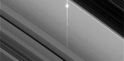 Enlace a Una estrella brillando a través del anillo de Saturno