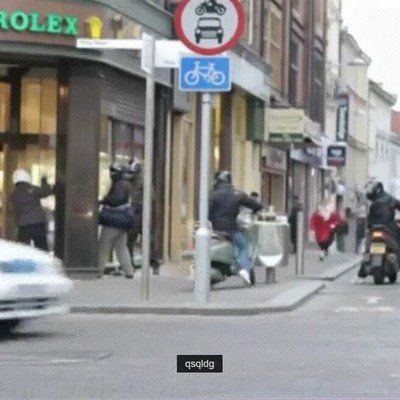 Ladrones robando en una tienda de Rolex cuando aparece una super heroína ladrones,rolex,tienda