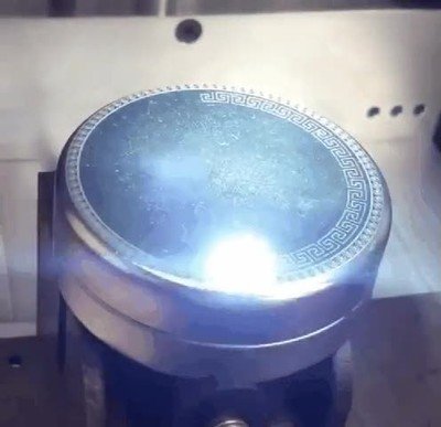 Enlace a Es simplemente alucinante como se graban estos dibujos en láser 