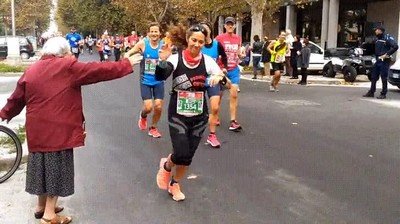Enlace a Una simpática abuela animando como mejor sabe a los corredores de una maratón 