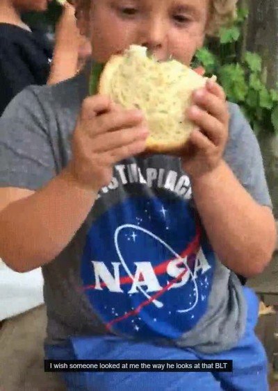 Enlace a Busca a alguien que te mire como este chaval al sandwich
