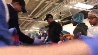 Enlace a Obama ayudando como un voluntario más 