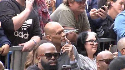 Enlace a Kareem Abdul Jabbar pillado comiendo cositas de su nariz