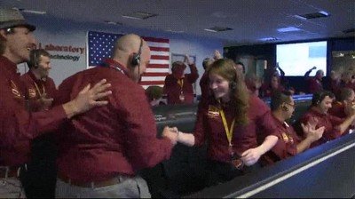 Enlace a Ingenieros de la NASA saludándose como raperos 