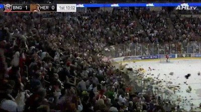 Enlace a Récord mundial en lanzar peluches a una pista de hockey