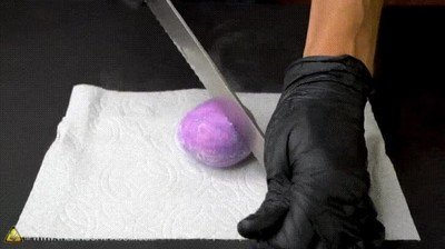 Enlace a Un huevo congelado que contiene un arcoiris en su inteior 