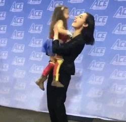 Enlace a Las lágrimas de una madre cuando su hija cumple sus sueños 