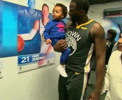 Enlace a El hijo de Draymond Green señalando un póster de su padre 