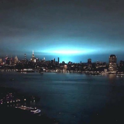 Enlace a Una explosión pinta de azul el cielo en Nueva York