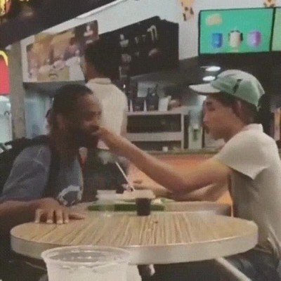 Enlace a Genial como este trabajador de McDonald's ayuda a comer a un descapacitado