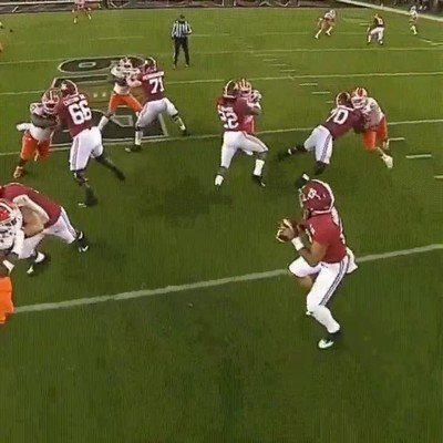 Enlace a Árbitro esquivando un balón lanzado a gran velocidad que iba a hacia su cara 