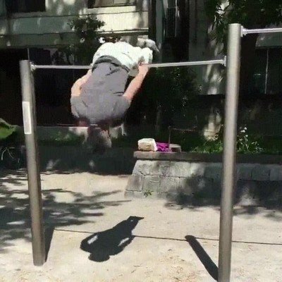 Enlace a Si lo ves por la calle nunca dírías que sería capaz de hacer esos ejercicios