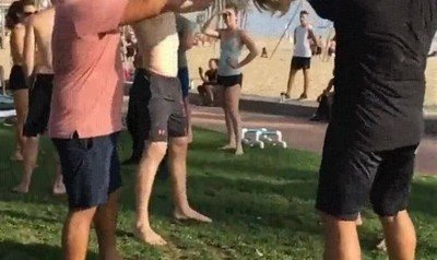 Enlace a ¿Dejarías hacerte esto por tus amigos?