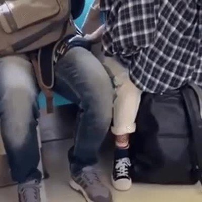 Cuando estás tranquilo en el tren y notas que te toca algo extraño tocar,tren,algo,extraño