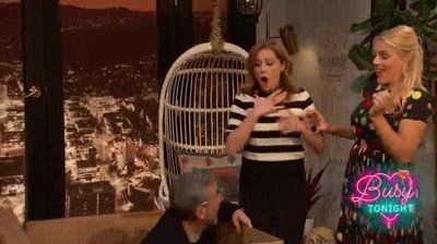 Enlace a Steve Carell dando a Jenna-Fischer un genial regalo de cumpleaños