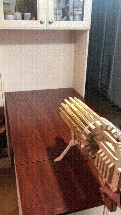 Enlace a Una ametralladora creada con madera 