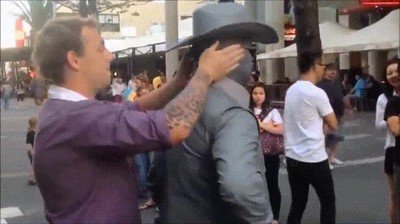 Lo peor que puede pasarte si le tocas mucho las narices a un mimo tocar,narices,mimo