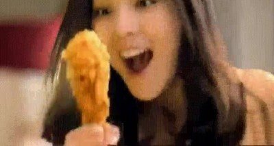 Enlace a Nunca había visto a una chica tan contenta al encontrar una pieza de pollo