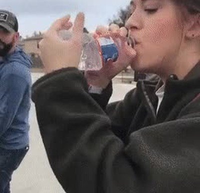 Enlace a Esta chica tiene una habilidad extraordinaria para beber agua