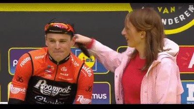 Enlace a Una entrevista que termina con un incómodo beso