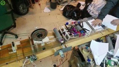 Enlace a Una máquina que crea aviones de papel. El futuro