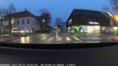 Enlace a Creo que así no se ayuda a cruzar la calle a una abuelita