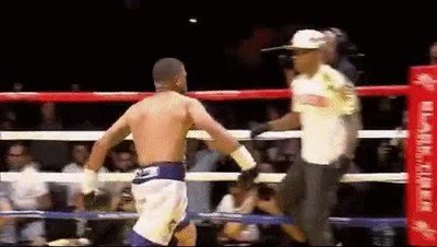 Enlace a Gente que escapa de una pelea y se mete en otra