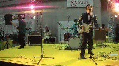 Enlace a Cuando el público es tan majo que hasta te devuelven el zapato que acabas de perder haciendo el cabra