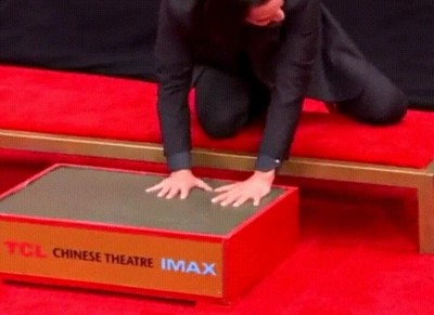 Enlace a Keanu Reeves dejando huella por donde pasa