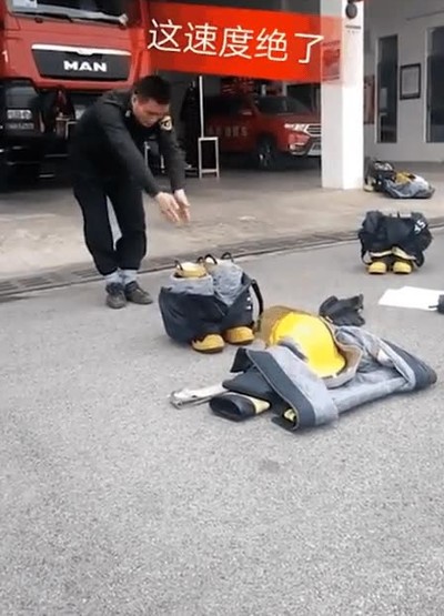 Enlace a Un bombero demuestra estar preparado en tiempo récord