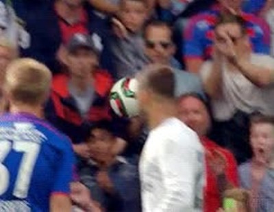 Enlace a El peligro que tiene un millenial cuando va a un campo de fútbol