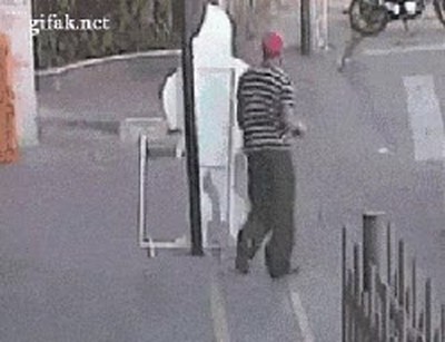 Enlace a El simple hecho de caminar por la calle puede ser muy peligroso