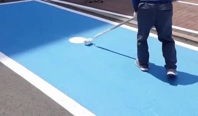 Enlace a Así se hacen los dibujos de las plazas de minusválidos 