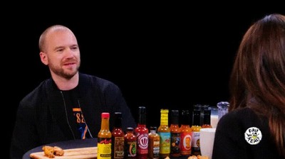 Enlace a Que alguien le diga a Aubrey Plaza que así no se bebe la leche