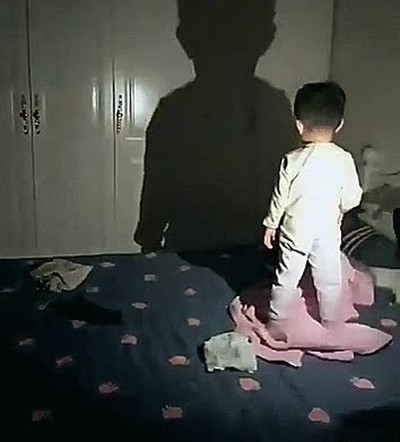 Enlace a El mejor amigo de este niño es su propia sombra 