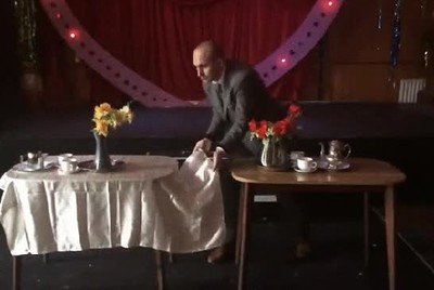 Enlace a La versión definitiva del truco del mantel sobre la mesa 