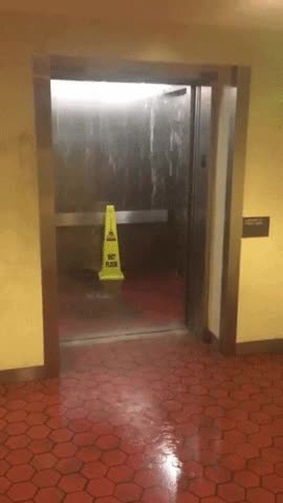 Enlace a Menos mal de la señal de suelo mojado. Si no no me habría dado cuenta 