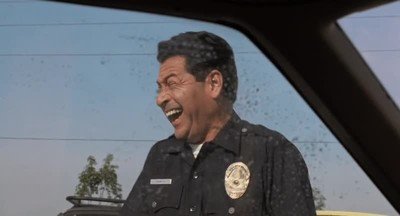 Enlace a La reacción del policía cuando le enseñas un billete para librarte de la multa