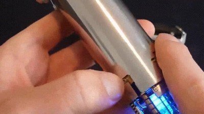 Enlace a Un ingeniero creando su propio rayo láser 