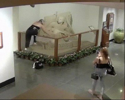 Enlace a Esta señora haciendo el troll en una museo de esculturas de arena 