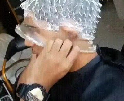 Enlace a Tiene un gusto horrible pero ver como se quita el gorro de la cabeza es placentero  